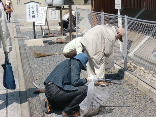 2073-12．4.18壬生寺　2人活動姿.jpg